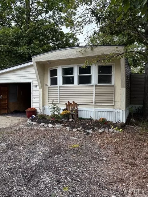 147 E Canyon Dr, Hamburg, NY 14075