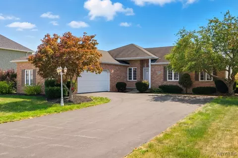 7517 Congressional Dr, Lockport, NY 14094