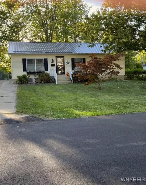 5862 Lakeview Ter, Lake View, NY 14085