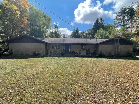26 S Edgewood Dr, Springville, NY 14141
