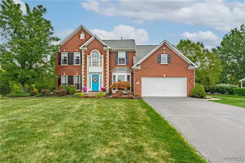 7023 Iroquois Dr, Pendleton, NY 14094