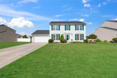 2466 King Fisher Ln, Wheatfield, NY 14304