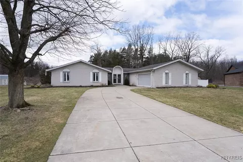 60 Brookedge Rd, Depew, NY 14043