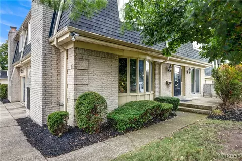 11 Cambridge Sq, Amherst, NY 14221