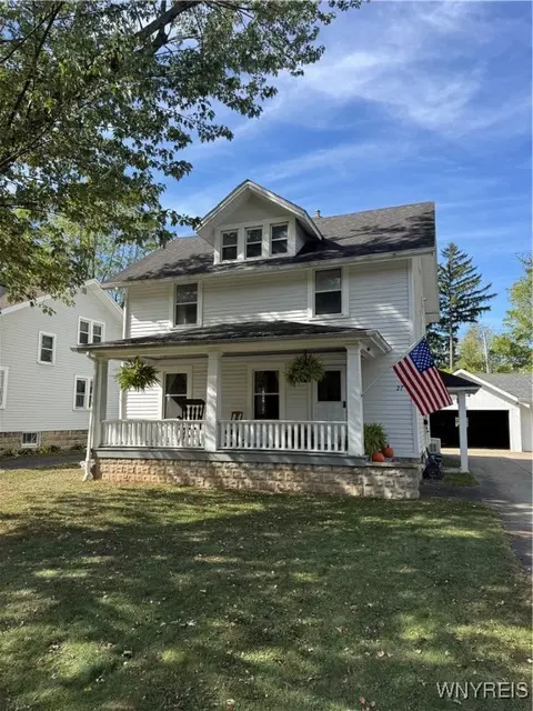 27 Oakland Rd, Amherst, NY 14221