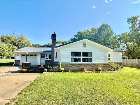 32 Gardner St, Pomfret, NY 14063