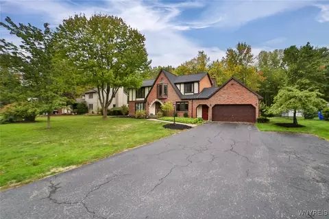 8205 Clarherst Dr, East Amherst, NY 14051