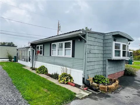 92 Tracy Pkwy, Lackawanna, NY 14218