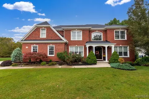 81 Hidden Oaks Ct, Grand Island, NY 14072