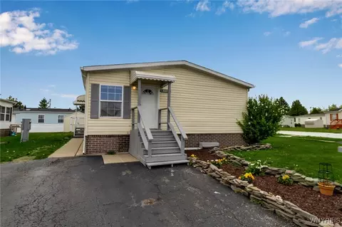 4237 Mohawk Pkwy, Niagara, NY 14304