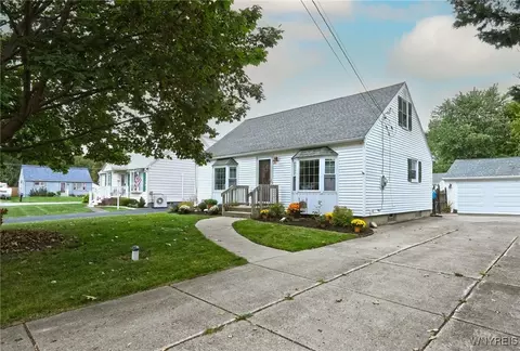 5757 Diana Ln, Lake View, NY 14085