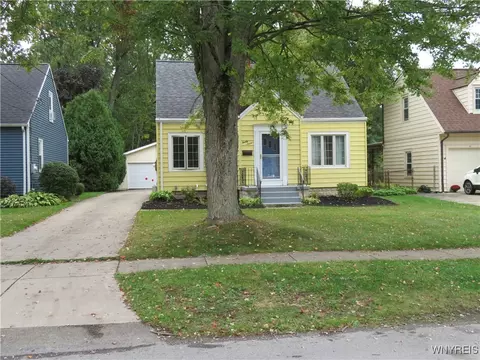 27 Huntington Ct, Hamburg, NY 14075