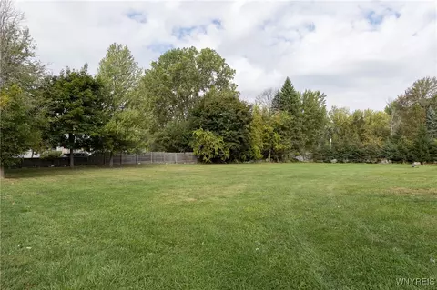 20 Pheasant Run Rd, Amherst, NY 14228