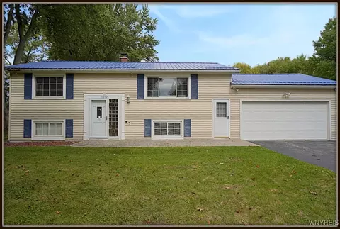 11052 Fairview Dr, Lancaster, NY 14086