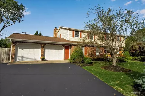 5240 Willowbrook Dr, Clarence, NY 14031