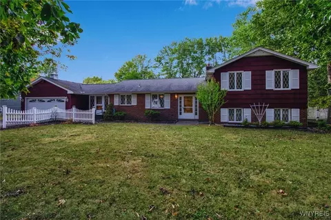 9324 Hunting Valley Rd N, Clarence, NY 14031