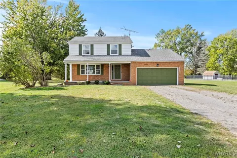 6964 Creekview Dr, Pendleton, NY 14094