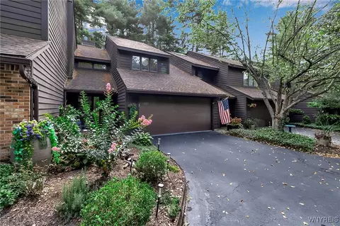 137 Breezewood Cmn, East Amherst, NY 14051