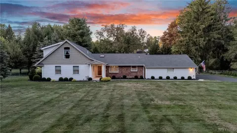 36 Hillcrest Rd, Aurora, NY 14052