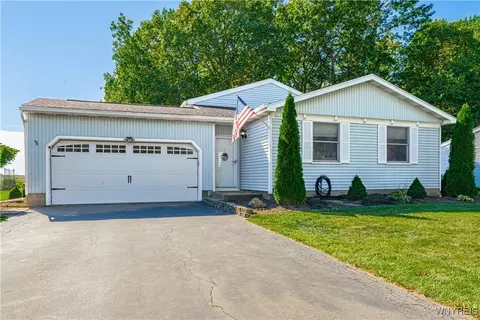 6640 Royal Pkwy S, Lockport, NY 14094