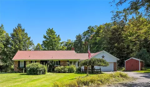 1905 Cornwall Rd, Aurora, NY 14139