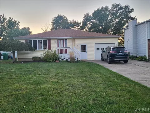 4386 Robin Ln, Hamburg, NY 14075
