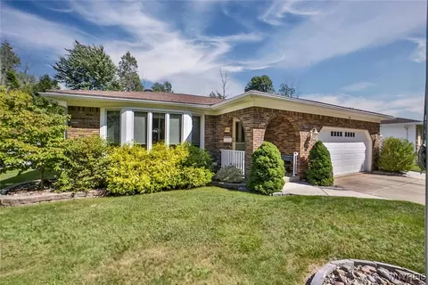 76 Lynette Ln, Amherst, NY 14228