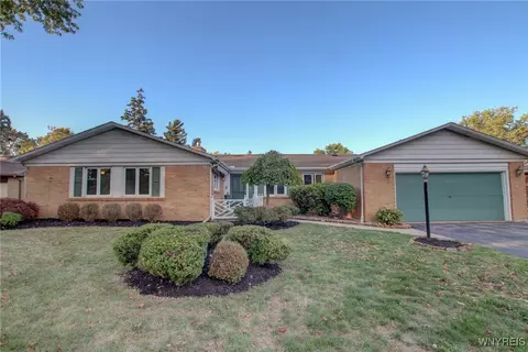 31 Stonecroft Ln, Amherst, NY 14226