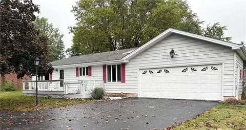 6371 Badger Dr, Lockport, NY 14094