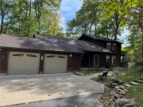 858 Luther Rd, Aurora, NY 14052