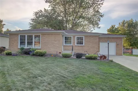 25 Royalcrest Rd, Orchard Park, NY 14127