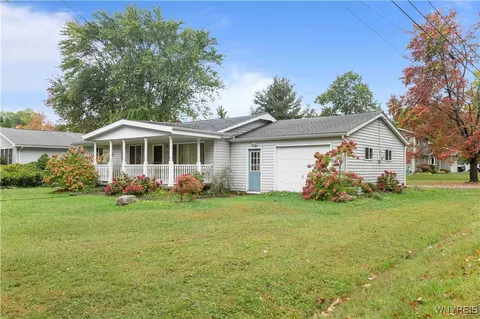 33 Lerczak Dr, Evans, NY 14006