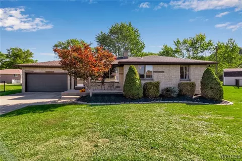 36 Elmsford Ct, West Seneca, NY 14224