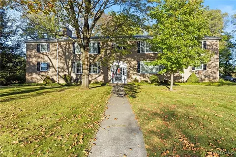 7 Woodbrook Dr #3, Aurora, NY 14052