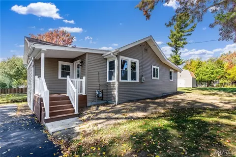 5742 Lakeview Ter, Lake View, NY 14085