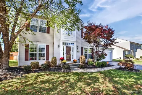 17 Creekwood Dr, Lancaster, NY 14086