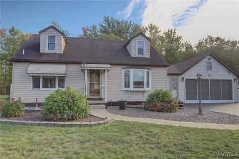 52 Meadowlawn Rd, Orchard Park, NY 14127