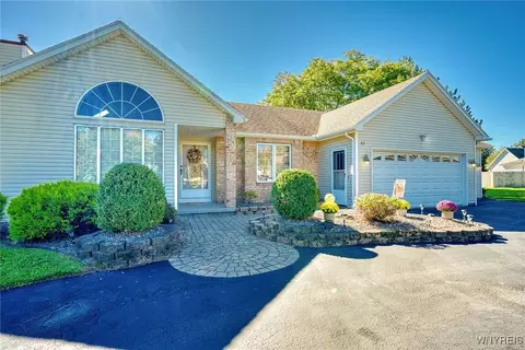 103 Pointe Vintage Dr, Greece, NY 14626