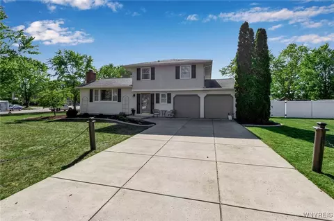 72 Regency Dr, Grand Island, NY 14072