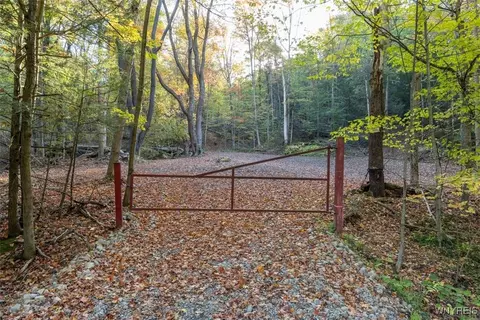 9735 Larkin Rd, Eden, NY 14057