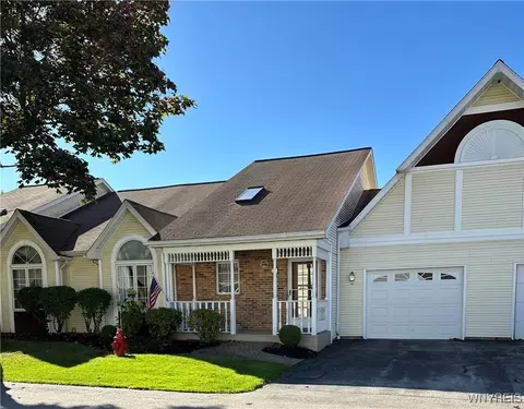 42 Spicebush Ln, Amherst, NY 14221