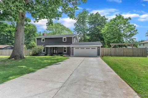 4 Alpine Dr, Hanover, NY 14136