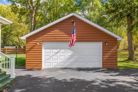 Exterior - 3301 Hess Rd, Lockport, NY 14094 photo 5 of 15