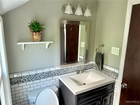 Bath - 64 Gresham Dr, Amherst, NY 14226 photo 1 of 2