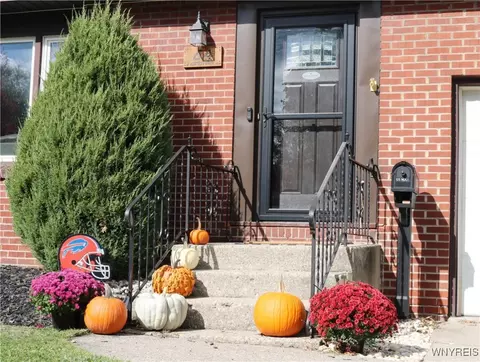 Exterior - 64 Gresham Dr, Amherst, NY 14226 photo 2 of 7