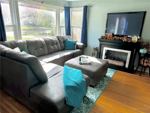 Living - 64 Gresham Dr, Amherst, NY 14226 photo 2 of 3