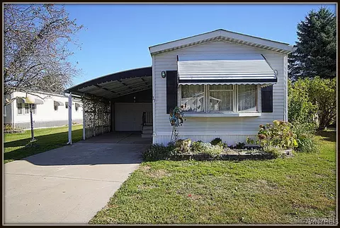 37 Burgundy Cir, West Seneca, NY 14224