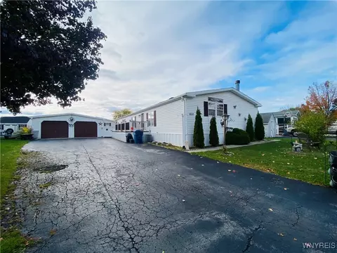 837 Willowbrook Dr, Lockport, NY 14094