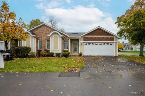 12 Spicebush Ln, Amherst, NY 14221