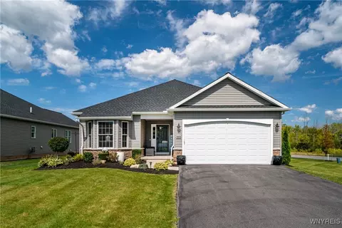 7273 Clarkview Dr, Lockport, NY 14094